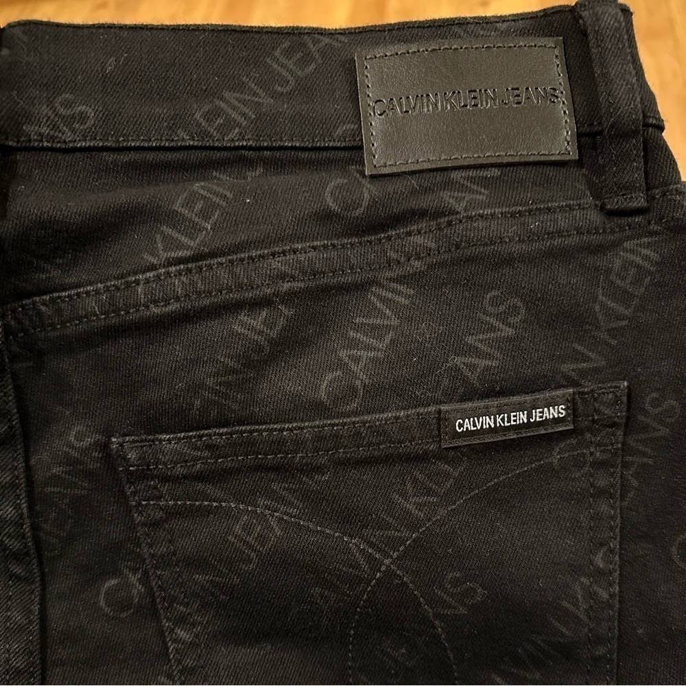 Calvin Klein Mid Rise Slim Straight Leg LOGO Print Denim Black Jeans NWT Sz 28